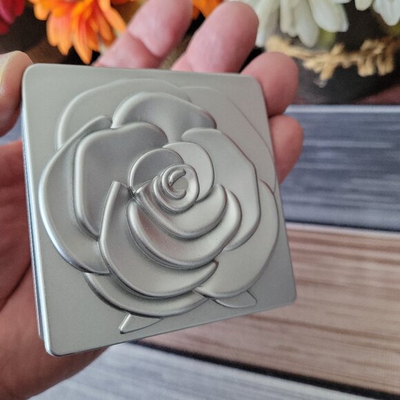 🌹Elegant Rose Blossom Compact Makeup Mirror Normal & Magnifying (Silver Color) - Picture 4 of 11